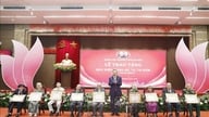 Sekretaris Jenderal dan Presiden menghadiri upacara penyerahan lencana Partai kepada anggota senior Komite Partai Hanoi.