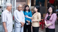 Komune Chau Phu secara aktif menjaga kehidupan warganya.