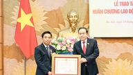 Der Vorsitzende der Nationalversammlung, Tran Thanh Man, überreichte dem stellvertretenden Vorsitzenden der Nationalversammlung, Generalleutnant Nguyen Doan Anh, den Arbeitsorden erster Klasse.
