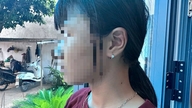 Nữ sinh lớp 6 bị đánh hội đồng, ép quỳ gối xin lỗi giữa đường