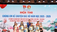 Nghe An tartományban a gyerekek mesélnek Ho Si Minh elnökről.