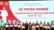 จังหวัดลำดงยกย่องบุคคลตัวอย่าง 84 ท่านที่ปฏิบัติตามคำสอนของประธานาธิบดีโฮจิมินห์ และมอบรางวัลแก่นักเรียนที่มีผลการเรียนดีเด่น