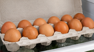 ثلاثة أخطاء شائعة عند تخزين البيض في الثلاجة