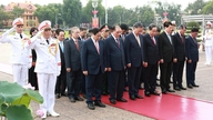 Les dirigeants du Parti, de l'État et du Front de la Patrie vietnamienne visitent le mausolée du président Hô Chi Minh.