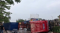 En containerlastbil kørte ind i autoværnet på en overkørsel og væltede på Nguyen Binh Khiem-gade.
