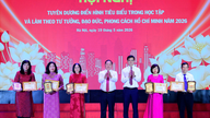 Quarenta e duas pessoas exemplares foram homenageadas por suas conquistas no estudo e na aplicação dos ensinamentos do Presidente Ho Chi Minh.
