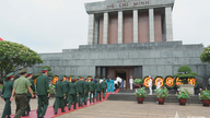 Hampir 7,000 pengunjung datang untuk memberi penghormatan terakhir di makam Presiden Ho Chi Minh.