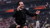 Unai Emery siger sin mening, når han står ved siden af ​​José Mourinho.