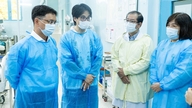 Ha Anh Tuan spolu s vedoucími představiteli Lidového výboru Ho Či Minova města poskytoval podporu dětským pacientům po transplantaci jater.