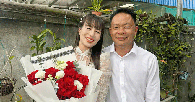 Po 13 letech svobodného otce si muž z Thai Nguyen vzal svou dceru, aby ji požádal o ruku.