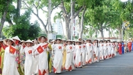 Dong Thap: Over 600 kvinder går i parade i traditionelle ao dai-kjoler og udfører folkedanse.