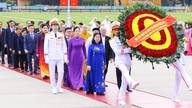 Vietnamin isänmaan rintaman valtuuskunta vierailee presidentti Ho Tši Minhin mausoleumissa.