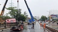 Hai Phong: Trak kontena terbalik selepas merempuh pagar jejambat.