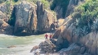 Mens de var travlt optaget af at tage billeder på et klippefremspring, blev to kvindelige turister isoleret af tidevandet.