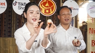 추 탄 후옌과 박닌 지역 지도자들은 직물 판매를 라이브 스트리밍으로 중계했으며, 31톤이 넘는 직물이 주문되었습니다.