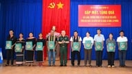 Gia Lai: El XV Cuerpo de Ejército se reúne con los ancianos de las aldeas y las figuras influyentes de las zonas fronterizas para expresarles su gratitud.