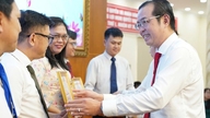 Dien Hong Ward, Ho Chi Minh City: Kiitetään 65 kollektiivia ja 30 yksilöä erinomaisista saavutuksista.