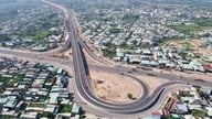 Zbliżenie na całą drogę ekspresową łączącą Dong Nai City z Ho Chi Minh City przed jej otwarciem.