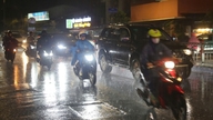 Vedvarende torden og lyn og kraftig regn styrtede ned i mange områder af Ho Chi Minh City.