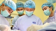 その青年は皮膚がんと診断されたが、入院費の保証金200万ベトナムドンを支払うだけのお金がなかった。