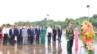 Gia Lai offers flowers and incense to commemorate the 136th anniversary of President Ho Chi Minh's birth.