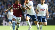 Optakt til fodboldkampen mellem Aston Villa og Tottenham Hotspur, kl. 01:00 den 4. maj.