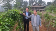 En mand fra Bac Kan, nu Thai Nguyen, forvandlede sin 100 hektar store gård til en "pengeindtjeningsmulighed", hvor han opdrættede vildsvin og dyrkede lægeplanter.