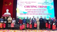 Vu Thun kunnassa, Hung Yenin maakunnassa (entinen Thai Binhin maakunta), kansalliskokouksen varapuheenjohtaja jakaa Tet-lahjoja köyhille kotitalouksille.
