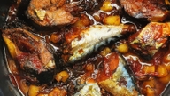 Di hari yang panas, rebus sepanci ikan mackerel yang dimasak dengan cara ini, dan Anda akan takjub dengan rasa mangga hijau yang luar biasa lezat.