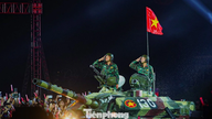 20,000 orang berpusu-pusu ke Stadium My Dinh untuk melihat pameran peralatan ketenteraan.