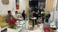 As autoridades da cidade de Ho Chi Minh descobriram uma clínica de estética clandestina que utilizava indivíduos não qualificados para aplicar preenchimentos e realizar cirurgias nas pálpebras.
