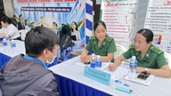 Ho Chi Minh City rekrutterer mange ufaglærte arbejdere, og nogle stillinger tilbyder lønninger på over 40 millioner VND om måneden.
