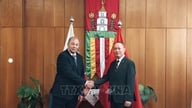 Presidentti Ho Tši Minhin muistoksi Vietnamin ja Slovakian suhteita symboloivassa paikassa.