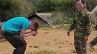 Tersesat jauh di dalam hutan, pelancong Barat itu, yang keletihan setelah semalaman, menggenggam tangannya tanda terima kasih kepada rakyat Vietnam.