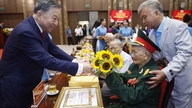 Generalsekretæren og præsidenten deltog i ceremonien for at overrække partimærker til partimedlemmer i Hanoi.