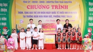 Para pemimpin wilayah melawat dan menyampaikan hadiah kepada kanak-kanak di wad Phuc Thuan.