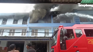 [Video Klip] Ho Chi Minh şehrindeki bir elektronik deposunda yangın çıktı ve çok sayıda mal hasar gördü.