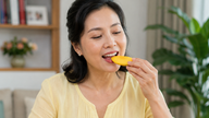 Sådan spiser du mango for at få strålende hud og sunde øjne om sommeren.