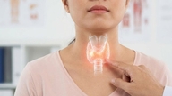 Hvorfor øges risikoen for osteoporose efter thyroidektomi?