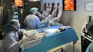 רופאים וייטנאמים שולטים בטכניקות רובוטיות, והצילו את חייהם של חולים רבים במחלות קשות.