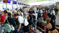 Luchtvaartmaatschappijen verhogen de kosten voor extra bagage in aanloop naar het drukke zomerseizoen.
