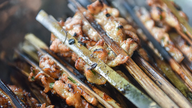 Hanoin vanhassakaupungissa sijaitseva perinteinen bun cha -ravintola (grillattua sianlihaa ja vermiselliä), joka tarjoillaan bambuvartaissa.