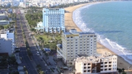 Årsager til at rive den massive bygning ned, der ligger lige ved siden af ​​Quy Nhon-stranden.