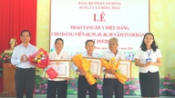 Lam Dongin maakuntakomitean propaganda- ja joukkomobilisaatio-osaston johtaja Vo Thanh Binh jakaa puolueen merkkejä puolueen jäsenille.