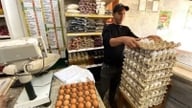 Kuba se vyrovnává s blokádou; do přístavů dorazila pomoc včetně potravin a sušeného mléka; a na trzích se prodávají slepičí vejce a vepřové maso.