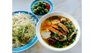 Bun rieu (riisinuudelikeitto) Cai Rangin kelluvilla markkinoilla