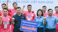 Arbejdere ved verdens førende wolframmine i Thai Nguyen finder glæde efter deres vagt.