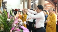 Maakunnan puoluesihteeri Nguyen Hong Thai osallistui Dau Pagoda -festivaalin avajaisseremoniaan.