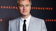 Christopher Nolan, regista del film Oppenheimer, è stato insignito del titolo di cavaliere.