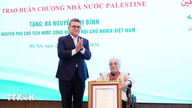 Tidligere visepresident Nguyen Thi Binh mottar ordenen «Fortjenststjerne».